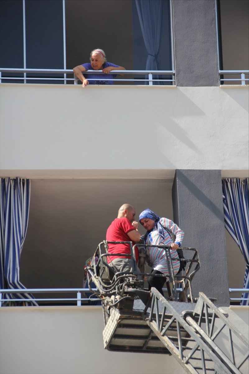 Mersin'de Bir Apartmanın Enerji Dağıtım Panosunda Patlama Sonrası Yangın Çıktı