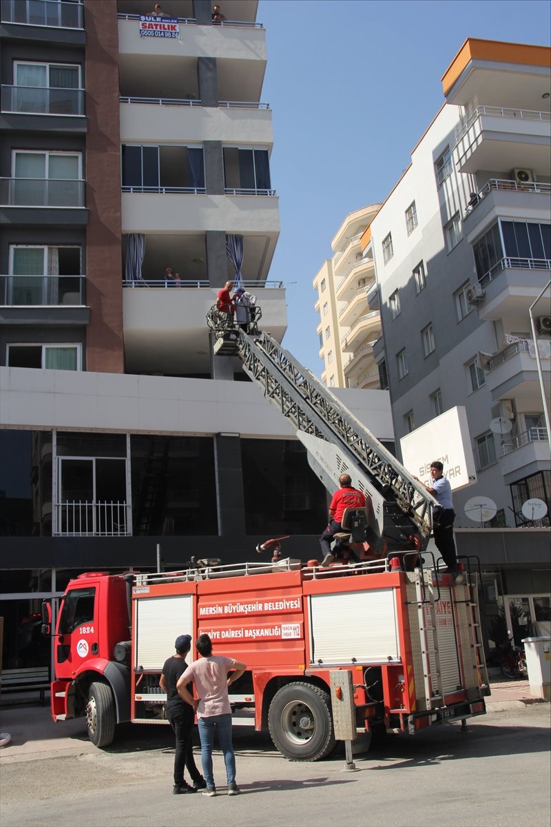 Mersin'de Bir Apartmanın Enerji Dağıtım Panosunda Patlama Sonrası Yangın Çıktı