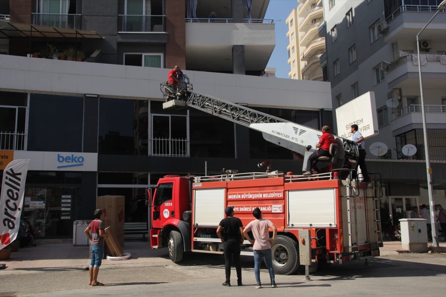 Mersin'de Bir Apartmanın Enerji Dağıtım Panosunda Patlama Sonrası Yangın Çıktı