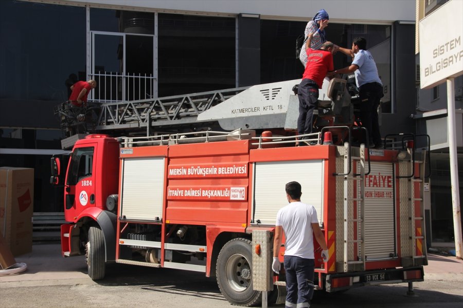 Mersin'de Bir Apartmanın Enerji Dağıtım Panosunda Patlama Sonrası Yangın Çıktı