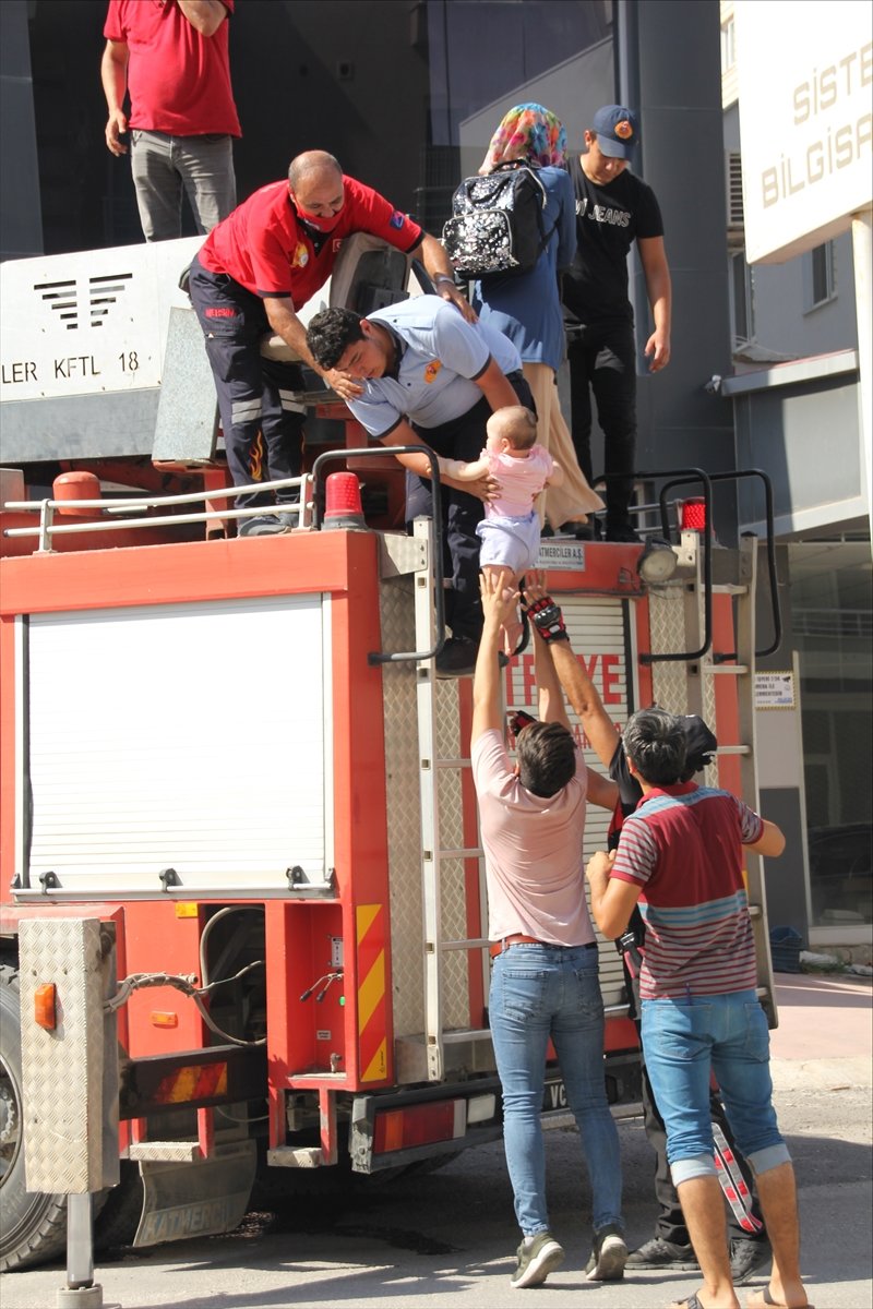 Mersin'de Bir Apartmanın Enerji Dağıtım Panosunda Patlama Sonrası Yangın Çıktı