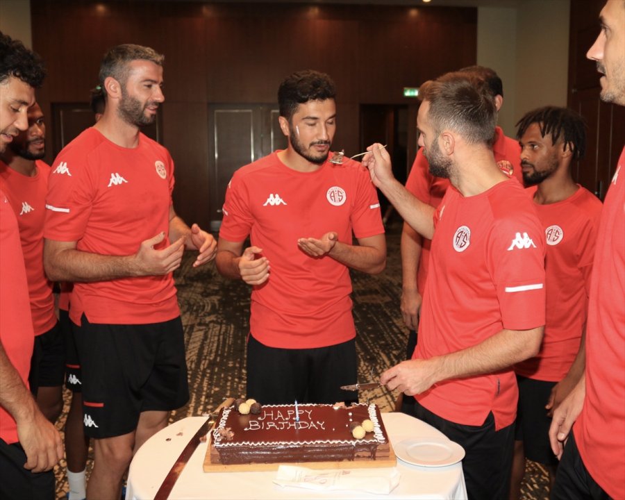 Antalyaspor'da Nuri Şahin'e Doğum Günü Kutlaması
