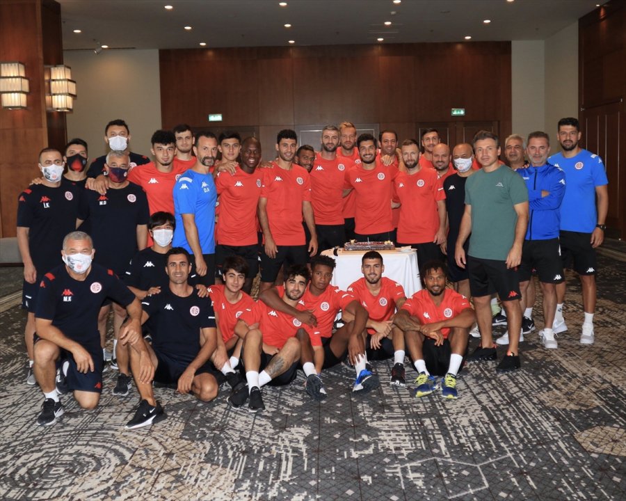 Antalyaspor'da Nuri Şahin'e Doğum Günü Kutlaması