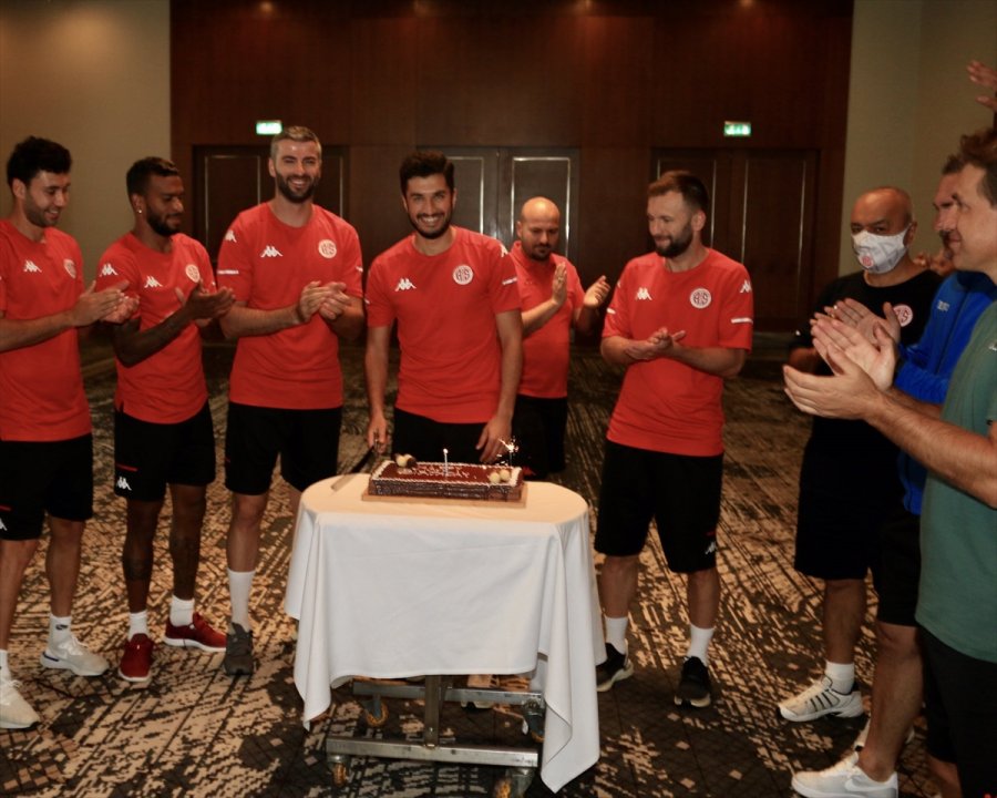 Antalyaspor'da Nuri Şahin'e Doğum Günü Kutlaması