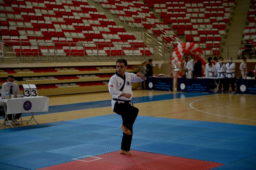 İşitme Engelliler Tekvando Poomsae Türkiye Şampiyonası, Eskişehir'de Başladı