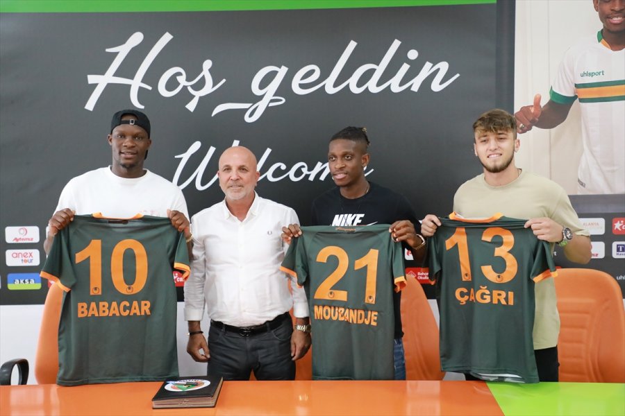 Alanyaspor Üç Futbolcuyla Sözleşme İmzaladı