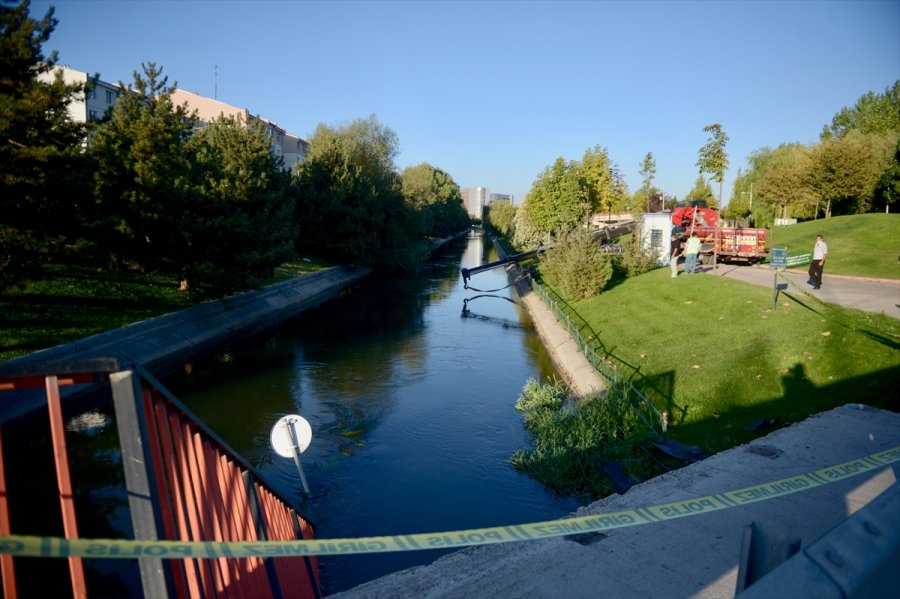 Eskişehir'de Sulama Kanalına Devrilen Otomobildeki 2 Kişi Kurtarıldı