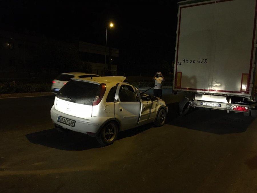 Kayseri'de Tıra Arkadan Çarpan Otomobildeki 2 Kişi Yaralandı