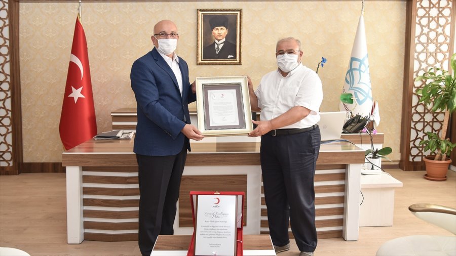 Konya İnsan Mektebi Kapsamındaki Rekor Kan Bağışına, İlk Ödül Türk Kızılay Genel Merkezinden