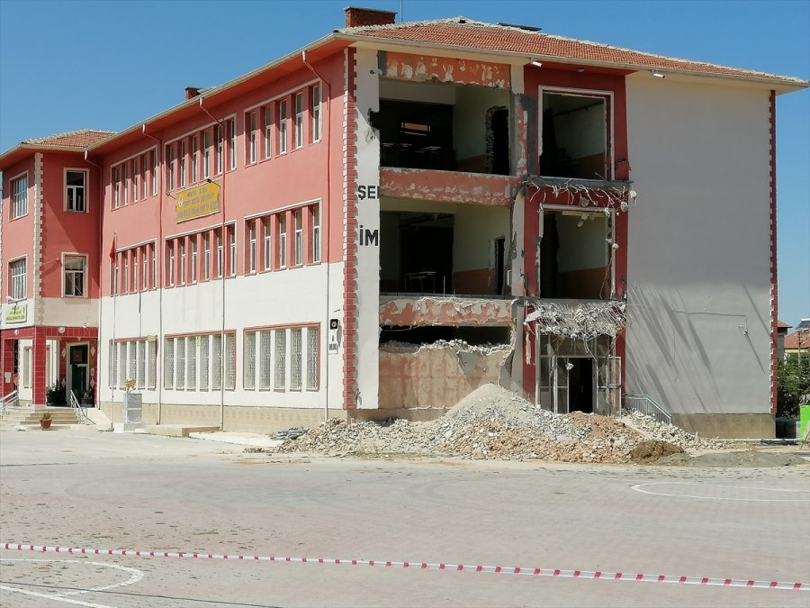 Konya'da Güçlendirme Çalışması Yapılan Okulun Duvarı Çöktü: 1 Ölü