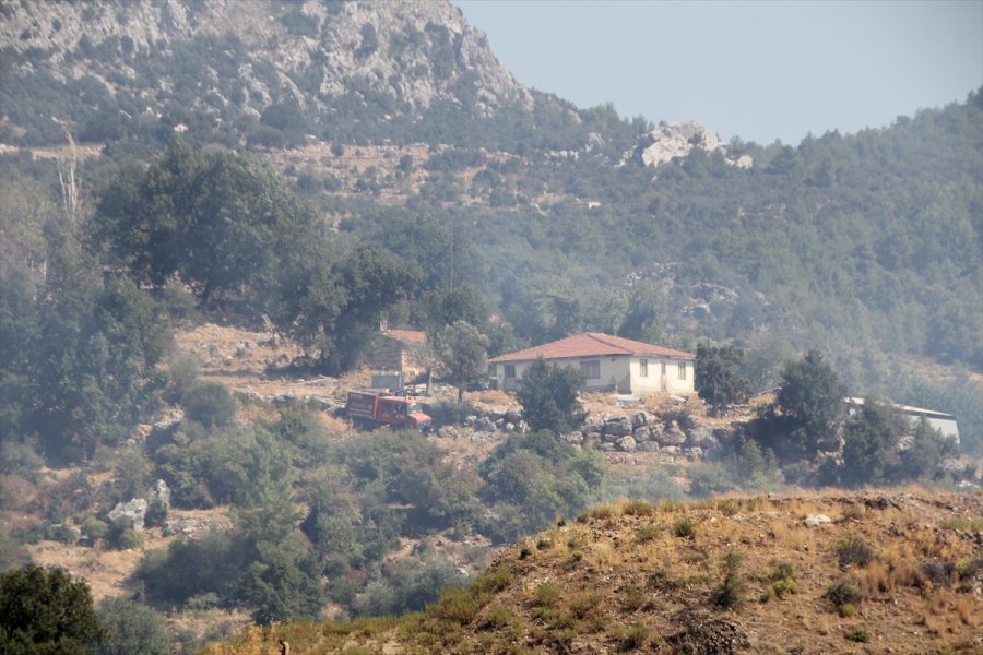 Antalya'da Çıkan Orman Yangınında 5 Hektar Alan Zarar Gördü