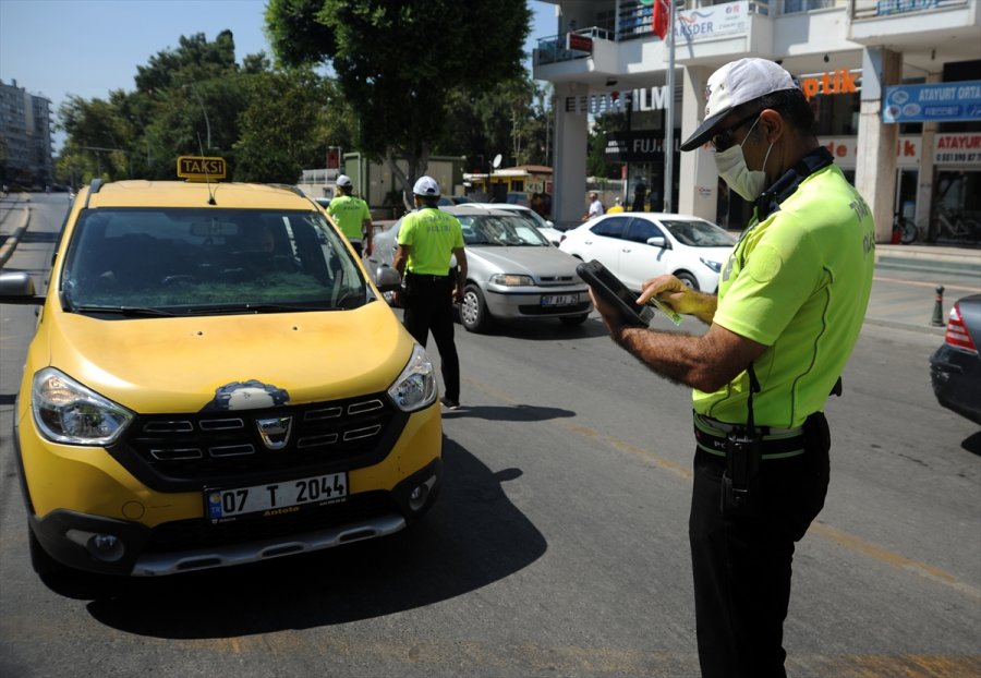 Antalya'da Kovid-19 Tedbirleri Kapsamında Otobüs Ve Taksiler Denetlendi