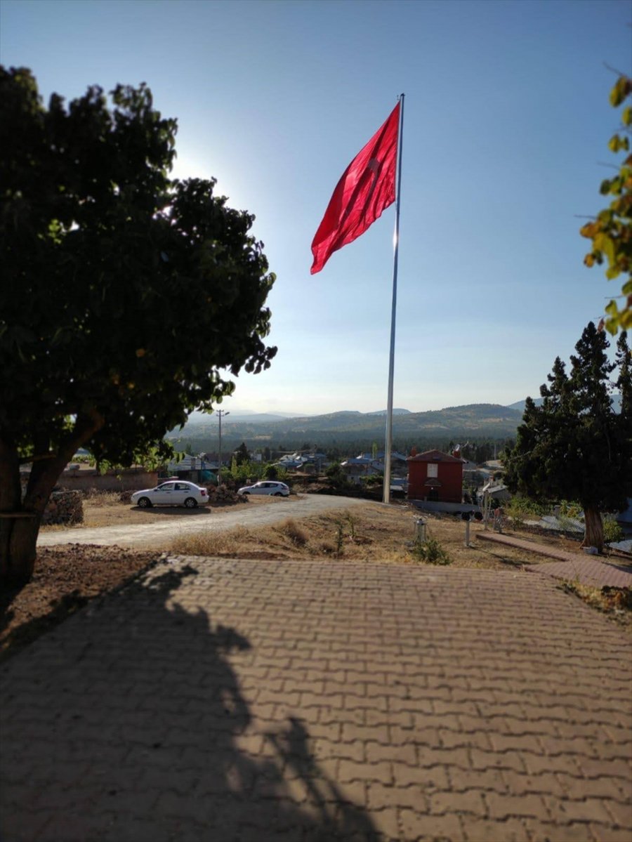 Bozkır Yelbeği Mahallesinde Dev Türk Bayrağı Dikkat Çekiyor