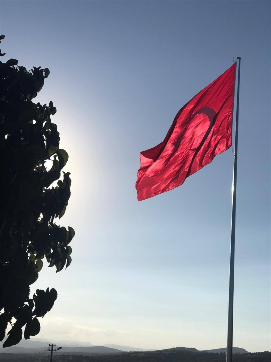 Bozkır Yelbeği Mahallesinde Dev Türk Bayrağı Dikkat Çekiyor