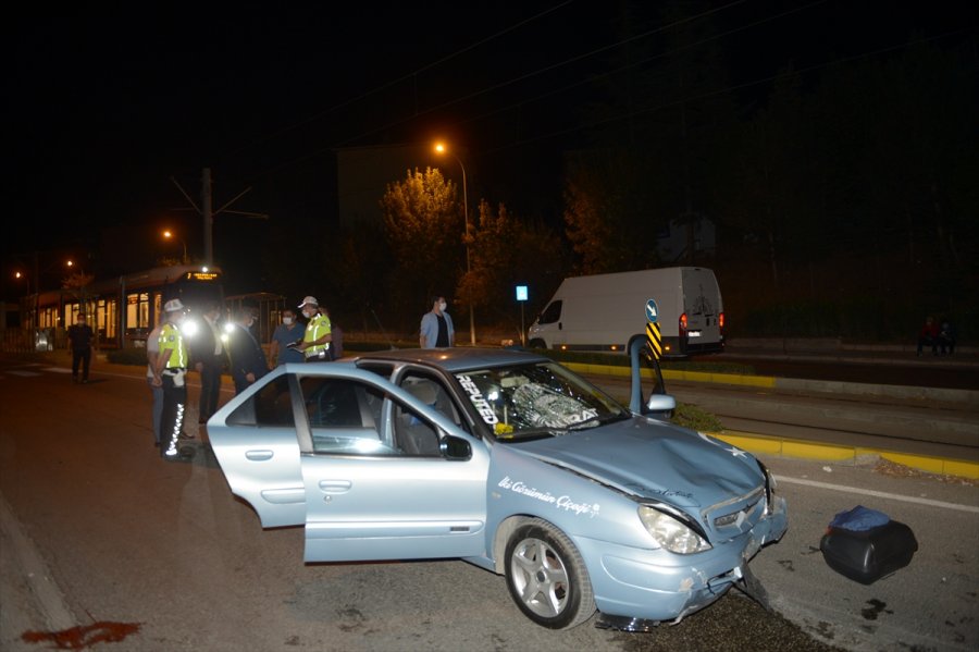 Eskişehir'de Otomobil İle Motosikletin Çarpıştığı Kazada Polis Memuru Yaralandı