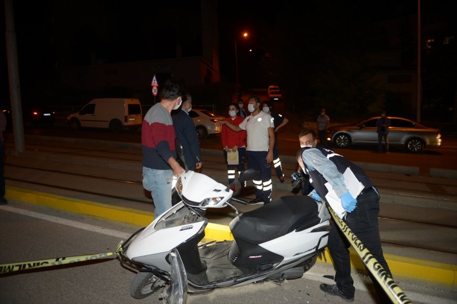 Eskişehir'de Otomobil İle Motosikletin Çarpıştığı Kazada Polis Memuru Yaralandı