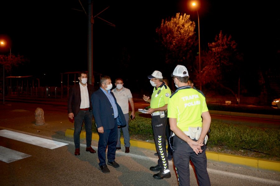 Eskişehir'de Otomobil İle Motosikletin Çarpıştığı Kazada Polis Memuru Yaralandı