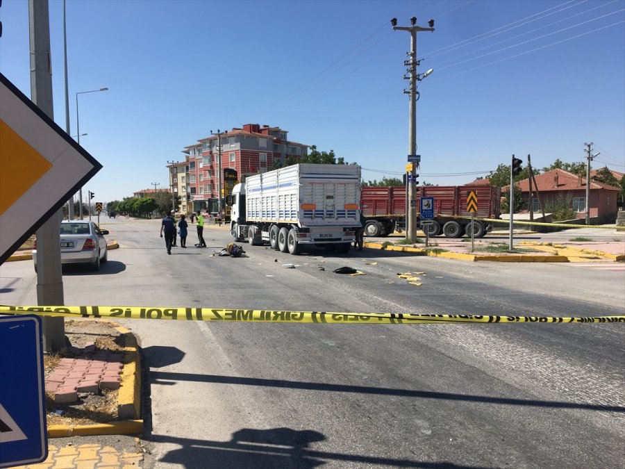 Konya'da Tırın Çarptığı Motosikletteki Çocuk Öldü, Annesi Yaralandı