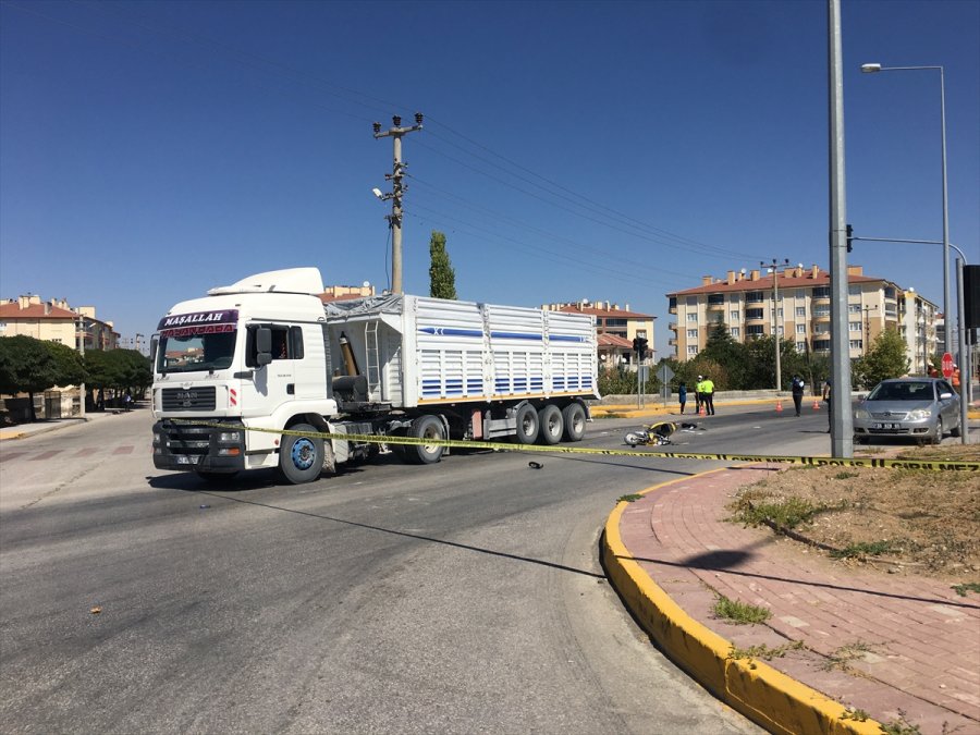 Konya'da Tırın Çarptığı Motosikletteki Çocuk Öldü, Annesi Yaralandı