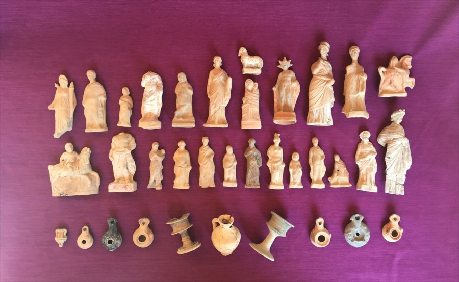 Myra Antik Kenti'nde 2200 Yıllık Pişmiş Toprak Eserler Bulundu