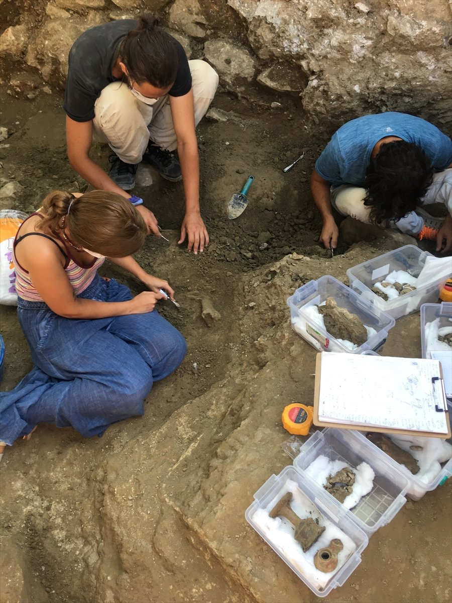 Myra Antik Kenti'nde 2200 Yıllık Pişmiş Toprak Eserler Bulundu