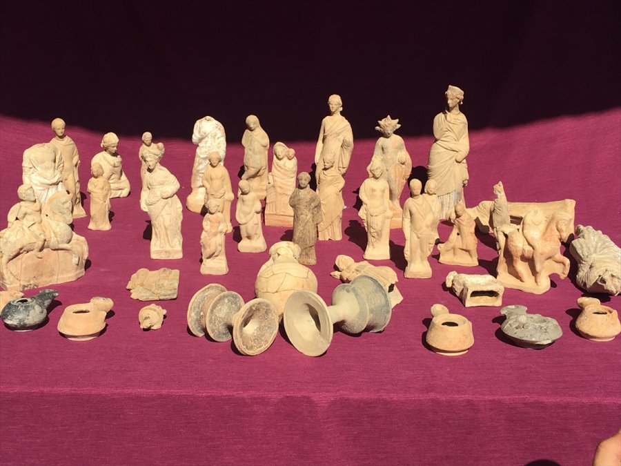 Myra Antik Kenti'nde 2200 Yıllık Pişmiş Toprak Eserler Bulundu