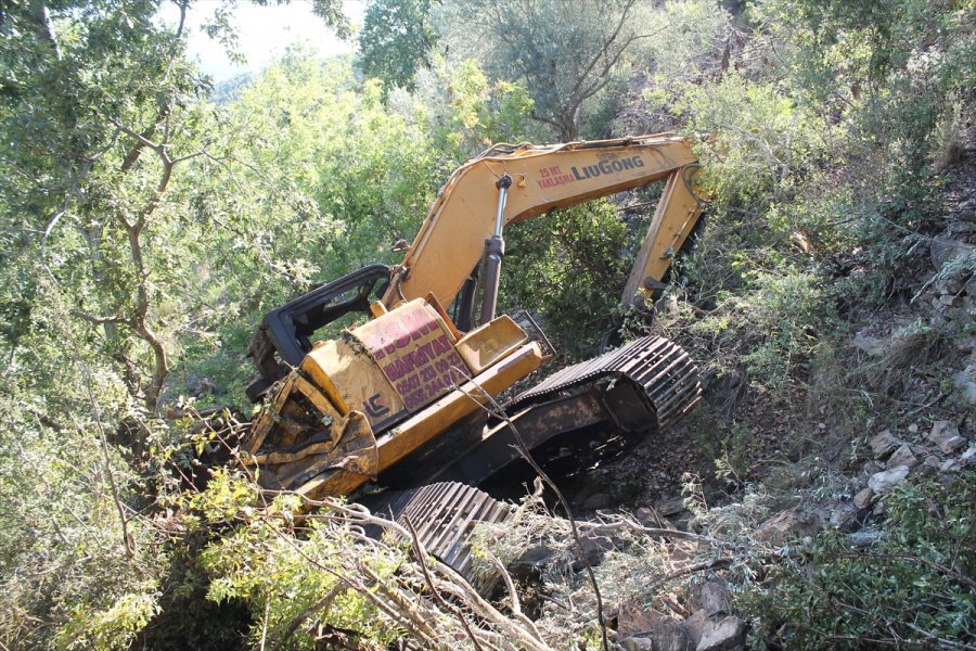 Antalya'da Uçuruma Yuvarlanan Kepçenin Operatörü Hayatını Kaybetti