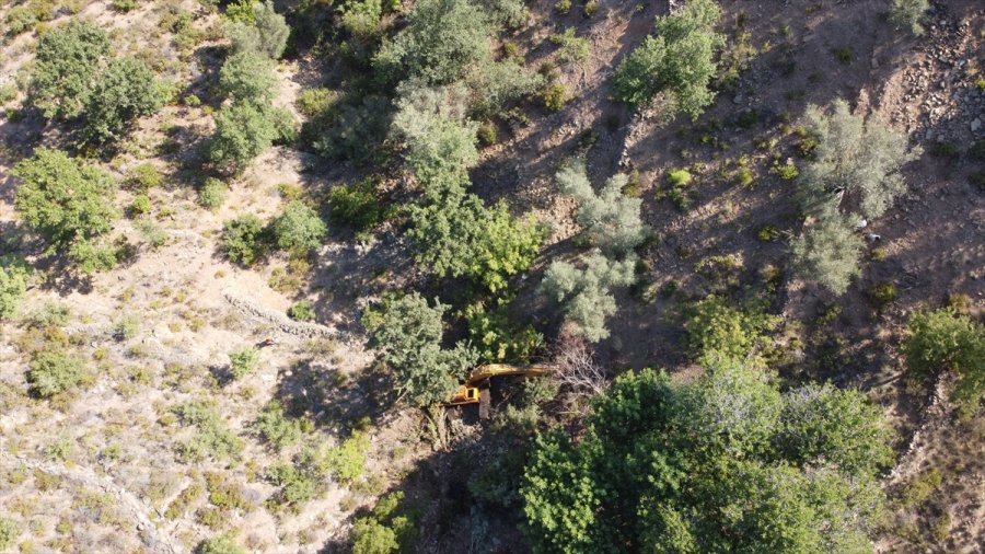 Antalya'da Uçuruma Yuvarlanan Kepçenin Operatörü Hayatını Kaybetti