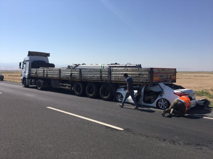 Konya'da Otomobil, Tıra Arkadan Çarptı: 1 Ölü, 4 Yaralı