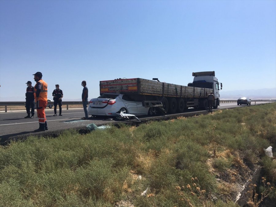 Konya'da Otomobil, Tıra Arkadan Çarptı: 1 Ölü, 4 Yaralı