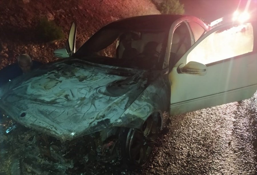 Mersin'de Seyir Halindeki Otomobil Yandı