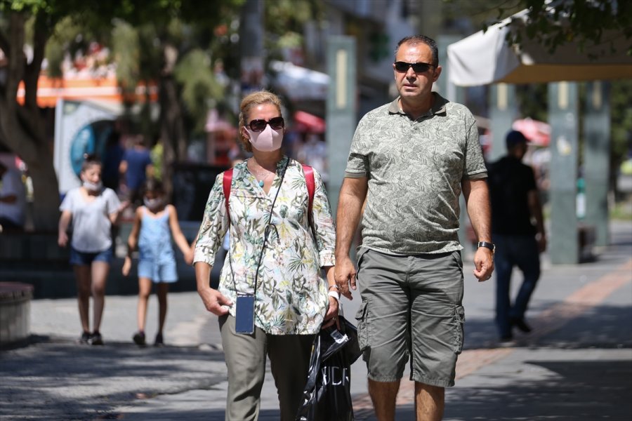 Antalya'da Zorunluluğa Rağmen Maske Takmamakta Direnenler Kameraya Yansıdı