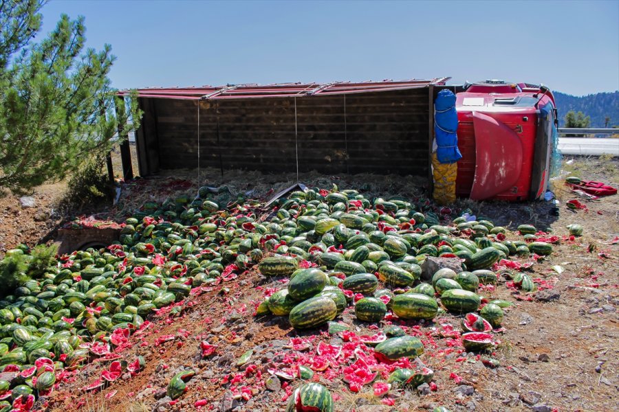 Antalya'da Karpuz Yüklü Kamyon Devrildi: 1 Yaralı