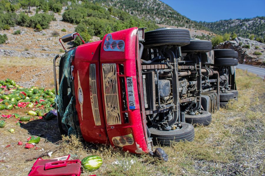 Antalya'da Karpuz Yüklü Kamyon Devrildi: 1 Yaralı