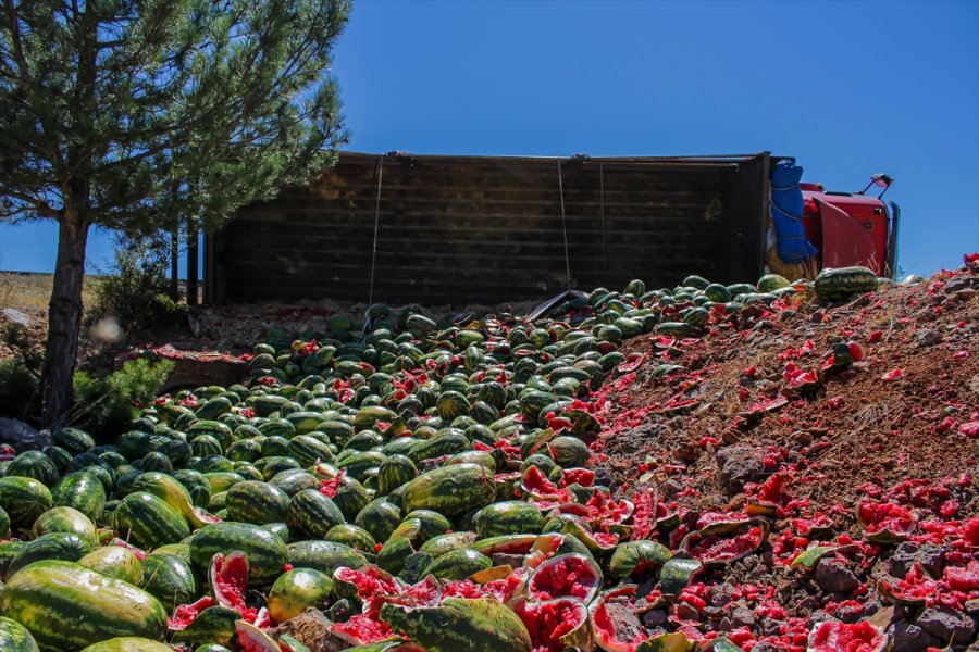 Antalya'da Karpuz Yüklü Kamyon Devrildi: 1 Yaralı
