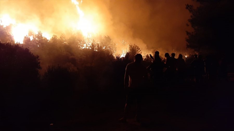 Antalya'da Ormanlık Alanda Çıkan Yangına Müdahale Ediliyor