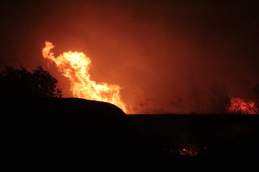 Antalya'da Otluk Alanda Çıkan Yangın Kontrol Altına Alındı