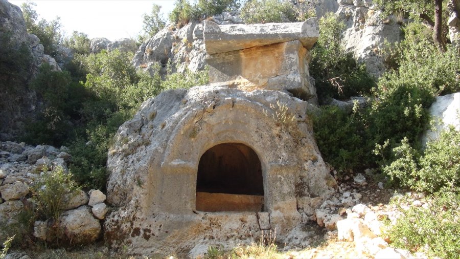 Uzuncaburç Antik Kenti'nde Kazı Çalışmalarında 32 Mezar Ortaya Çıkarıldı