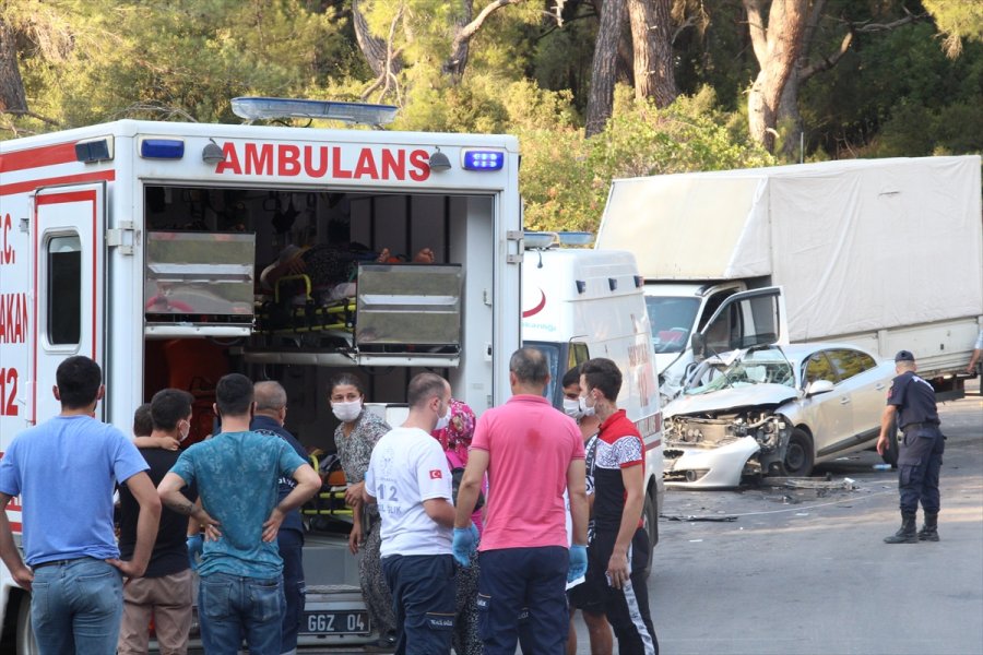 Antalya'da Otomobil İle Kamyonet Çarpıştı: 19 Yaralı