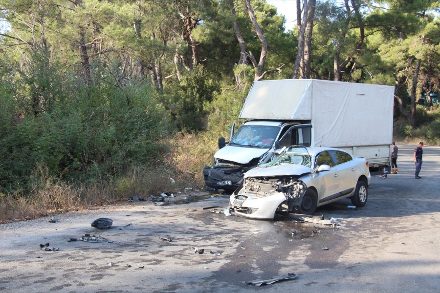 Antalya'da Otomobil İle Kamyonet Çarpıştı: 19 Yaralı