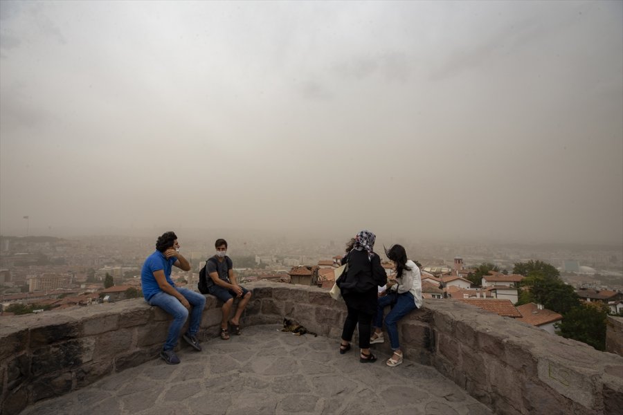 Ankara'da Etkili Olan Kum Fırtınası Günlük Yaşamı Etkiliyor