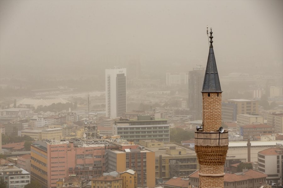 Ankara'da Etkili Olan Kum Fırtınası Günlük Yaşamı Etkiliyor