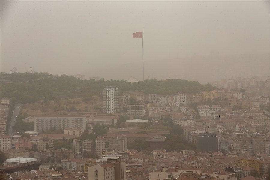 Ankara'da Etkili Olan Kum Fırtınası Günlük Yaşamı Etkiliyor