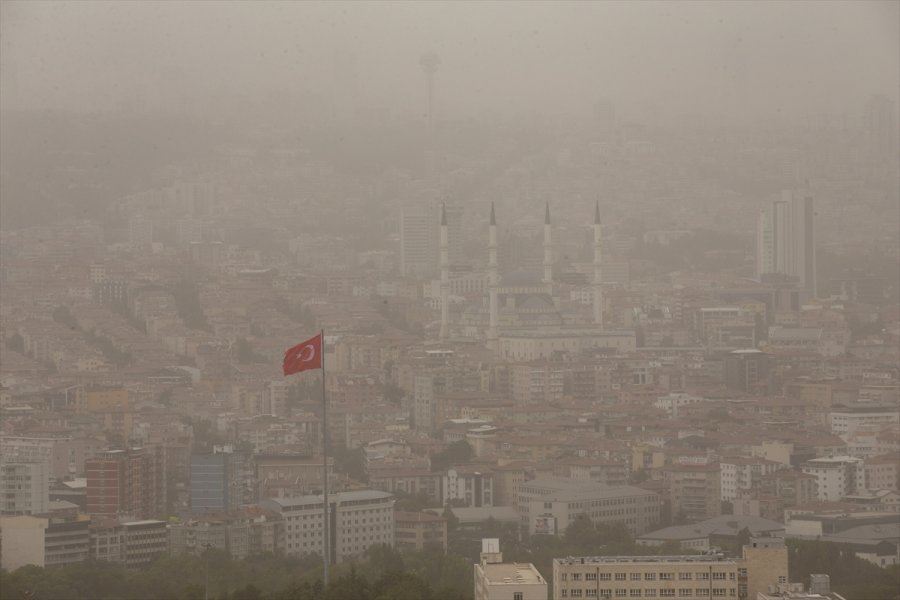 Ankara'da Etkili Olan Kum Fırtınası Günlük Yaşamı Etkiliyor