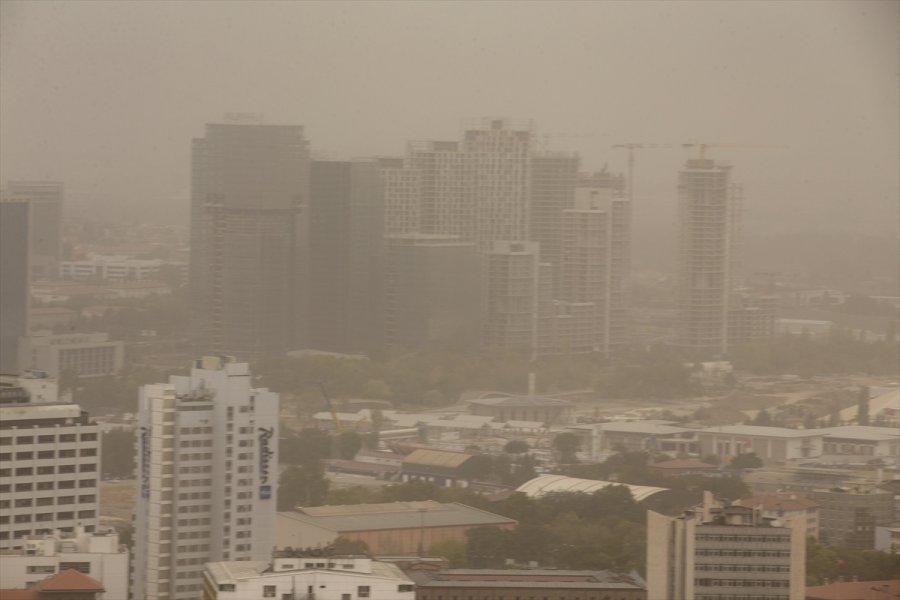 Ankara'da Etkili Olan Kum Fırtınası Günlük Yaşamı Etkiliyor