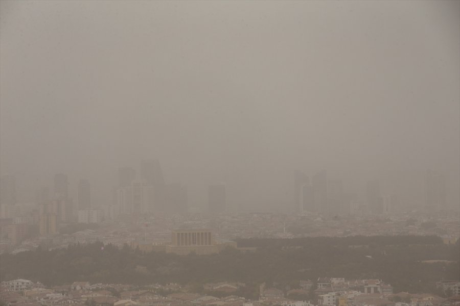 Ankara'da Etkili Olan Kum Fırtınası Günlük Yaşamı Etkiliyor