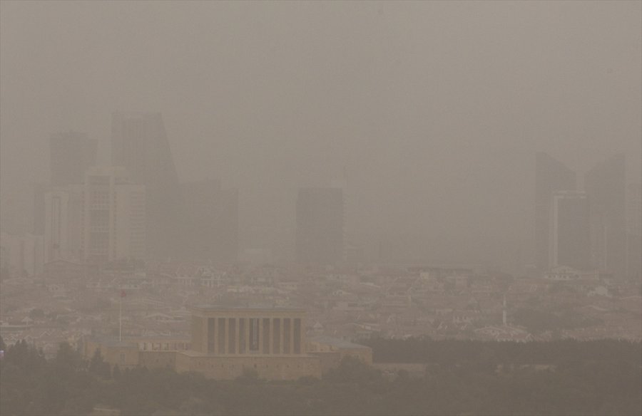 Ankara'da Etkili Olan Kum Fırtınası Günlük Yaşamı Etkiliyor