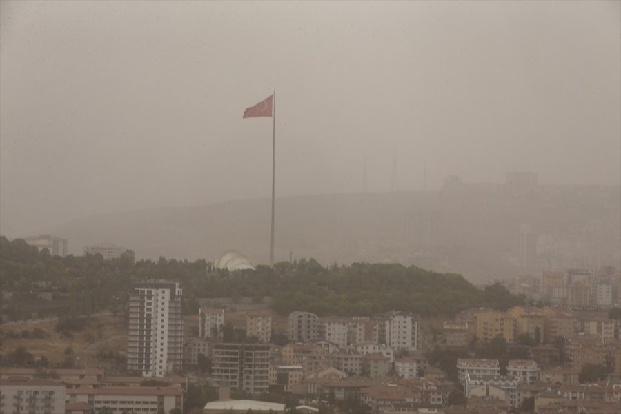 Ankara'da Etkili Olan Kum Fırtınası Günlük Yaşamı Etkiliyor