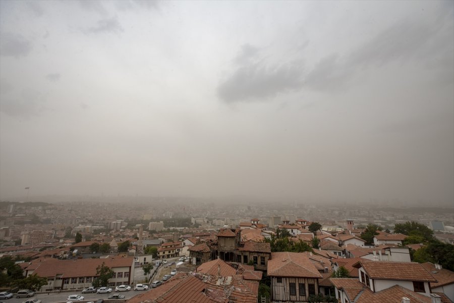 Ankara'da Etkili Olan Kum Fırtınası Günlük Yaşamı Etkiliyor