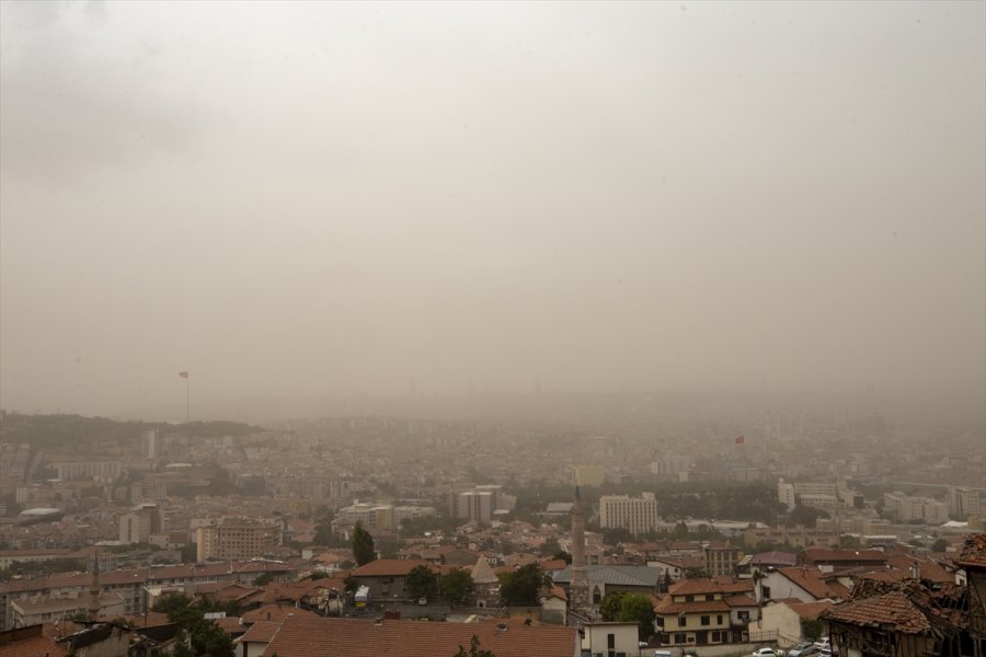 Ankara'da Etkili Olan Kum Fırtınası Günlük Yaşamı Etkiliyor